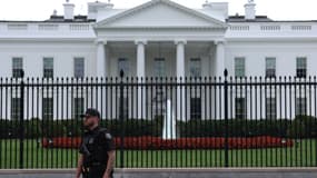 Un agent des services secrets en uniforme monte la garde à l'extérieur de la Maison Blanche, le 21 juillet 2024 à Washington.