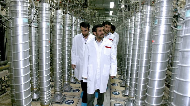 Le président iranien Mahmoud Ahmadinejad visite le centre d'enrichissement d'uranium à Natanz, en 2008. 