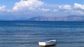 Vue de la côte albanaise en mer ionienne