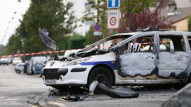 Un véhicule de police brûlé à Viry-Châtillon, le 8 octobre 2016, après qu'il ait été attaqué par un groupe d'individus