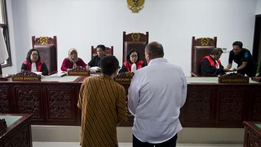 Serge Atlaoui (D) et son interprète devant les juges au tribunal le 1er avril 2015 à Tangerand près Jakarta Serge Atlaoui (D) et son interprète devant les juges au tribunal le 1er avril 2015 à Tangerand près Jakarta