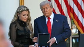Le président américain Donald Trump et Erika Kirk, veuve de Charlie Kirk, participent à une cérémonie de remise de la Médaille de la liberté à la mémoire du militant conservateur assassiné, dans la roseraie de la Maison Blanche à Washington, DC, le 14 octobre 2025.
