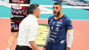 Earvin Ngapeth exulte avec son entraîneur, Andrea Giani