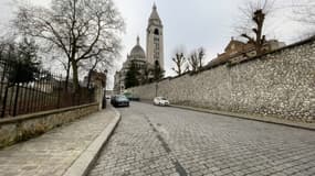 Une rue où les marquages de stationnement ont été retirés à Montmartre, juste à proximité du Sacré-Cœur
