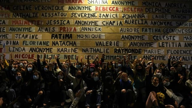 Des "colleuses" rendent hommage aux femmes tuées en formant avec leurs prénoms un "mémorial" dans le XIe arrondissement de Paris, le 30 août 2020
