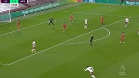 La réaction de l'arbitre de Liverpool-Arsenal après un raté de Lacazette
