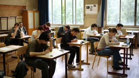 Des lycéens planchent sur l'épreuve de philosophie au lycée Jean-De-La-Fontaine à Paris, le 17 juin 2010