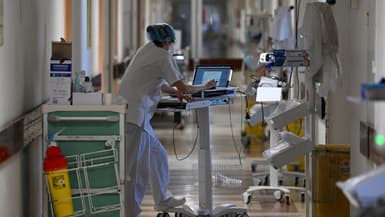 Un médecin dans une aile Covid-19 de l'hôpital de la Timone à Marseille le 5 janvier 2022