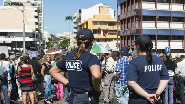 La police à Nouméa, durant une marche contre la violence en août 2015.