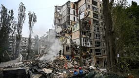 Un immeuble détruit par une frappe de l'armée russe à Kiev le 31 juillet 2025