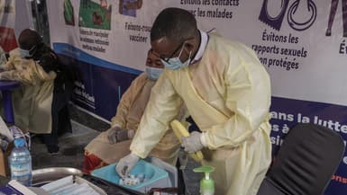 Des cliniciens s'apprêtent à administrer les vaccins mpox lors du lancement de la campagne de vaccination à l'Hôpital Général de Goma, le 5 octobre 2024.