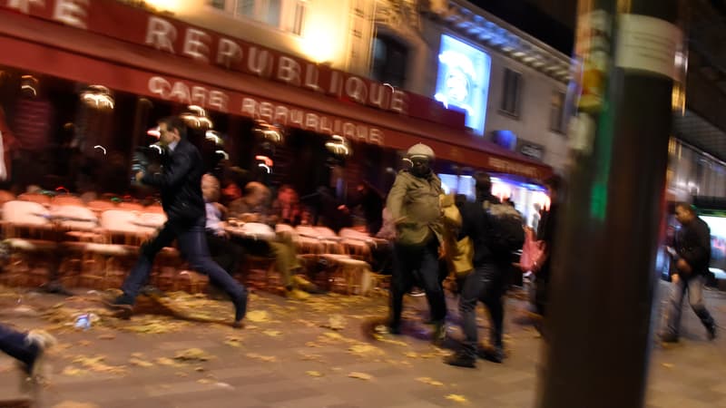 Des passants fuient après des explosions et tirs, dans le quartier de République à Paris le 13 novembre 2015