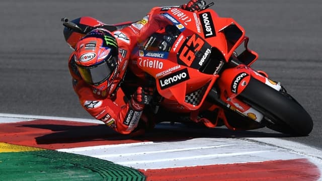 Le pilote italien Francesco Bagnaia, au guidon de sa Ducati, vainqueur du Grand Prix de l'Algarve de MotoGP, le 7 novembre 2021 sur le Circuit International de Portimao (Portugal)