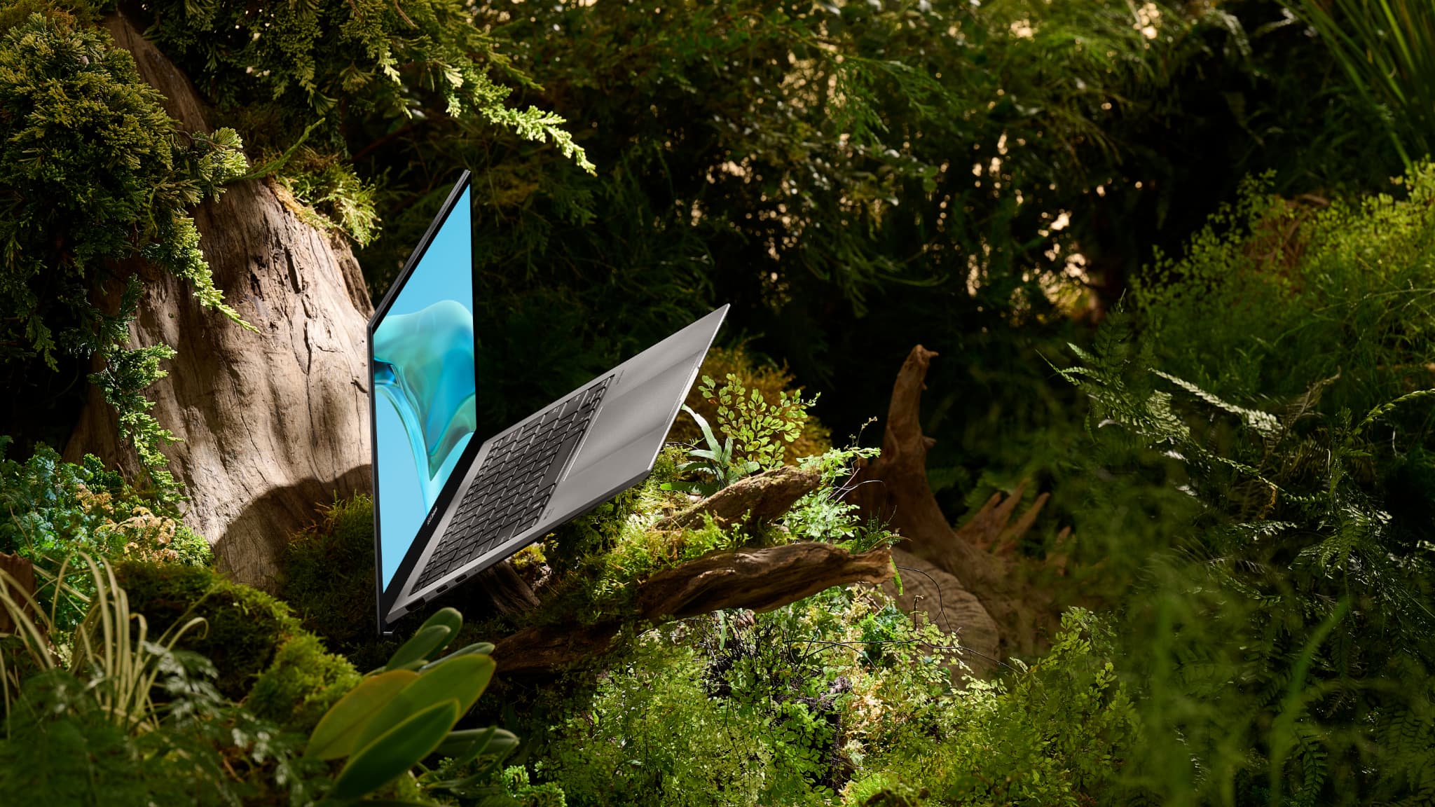 Le Zenbook S13 OLED affiche un centimètre d'épaisseur et un kilo sur la balance.