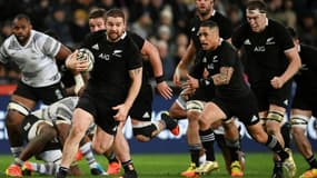 Le talonneur néo-zélandais file marquer un essai lors du test-match contre les Fidji, le 10 juillet 2021 à Dunedin (Nouvelle-Zélande)