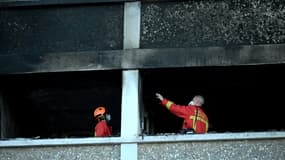 Des pompiers inspectent un immeuble de la cité Parc Kalliste où s'est déclaré un incendie, le 30 janvier 2024 à Marseille