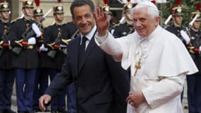 © Reuters / Plusieurs voix de gauche reprochent à Nicolas Sarkozy d'avoir fait plusieurs signes de croix ainsi qu'une prière, lors de sa rencontre avec le pape Benoît XVI venrdredi.