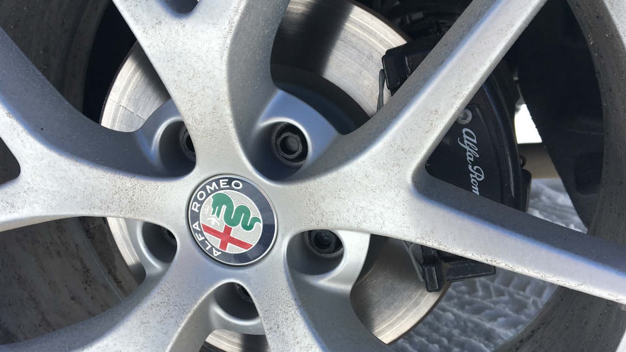 Alfa Romeo a souvent cherché à imiter les codes du premium allemand côté design. Pas de panique, ce Stelvio est bel et bien une véritable Alfa. Alfa Romeo a souvent cherché à imiter les codes du premium allemand côté design. Pas de panique, ce Stelvio est bel et bien une véritable Alfa.