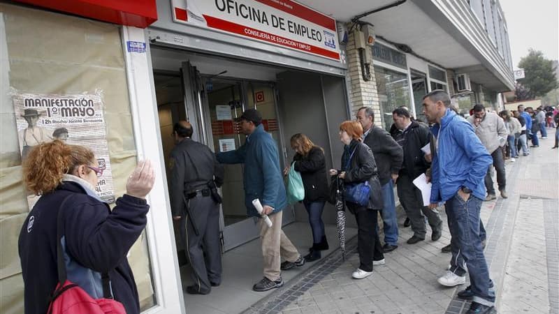 Devant une agence pour l'emploi à Madrid, la semaine dernière. Le taux de chômage en zone euro a atteint 10,9% en mars, son niveau le plus élevé en 15 ans, en raison notamment des hausses enregistrées en Italie et en Espagne, selon Eurostat. /Photo prise