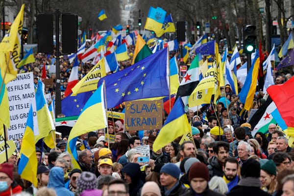 Des milliers de personnes manifestent en soutien à l'Ukraine à Paris, deux ans après le début de la guerre contre la Russie, le 24 février 2024