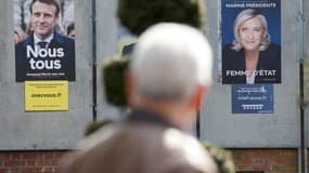 Des affiches d'Emmanuel Macron et Marine Le Pen, au lendemain de leur qualification au second tour de la présidentielle