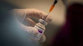 Un pharmacien prépare une dose du vaccin AstraZeneca (illustration)