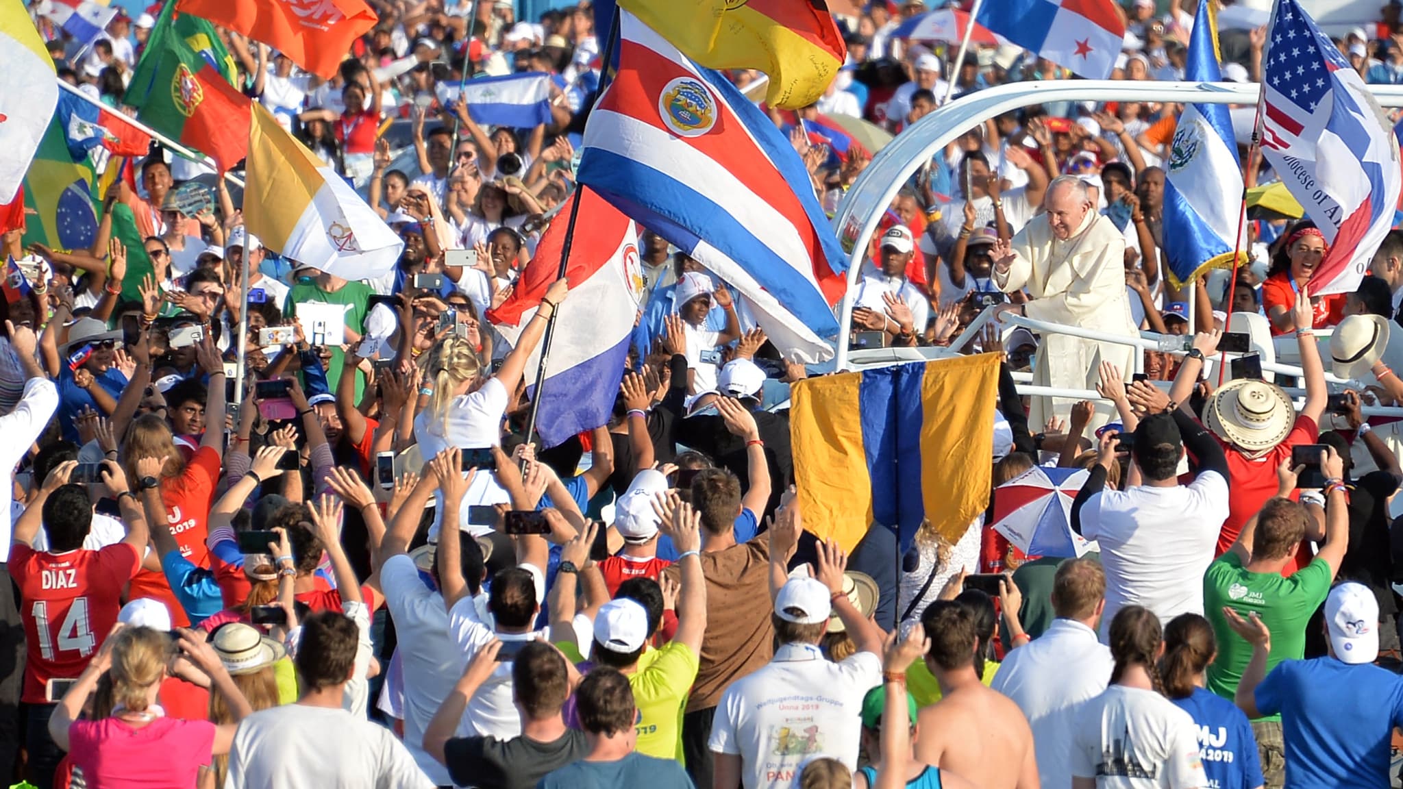 Le pape François salue les pèlerins alors qu'il arrive en papamobile pour donner une messe en plein air au Campo San Juan Pablo II, dans la banlieue de Panama City, le 27 janvier 2019.