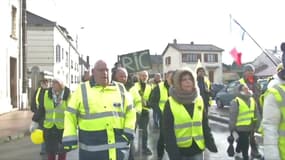 "Macron démission!", À Fismes dans la Marne, des gilets jaunes défilent dans le centre-ville