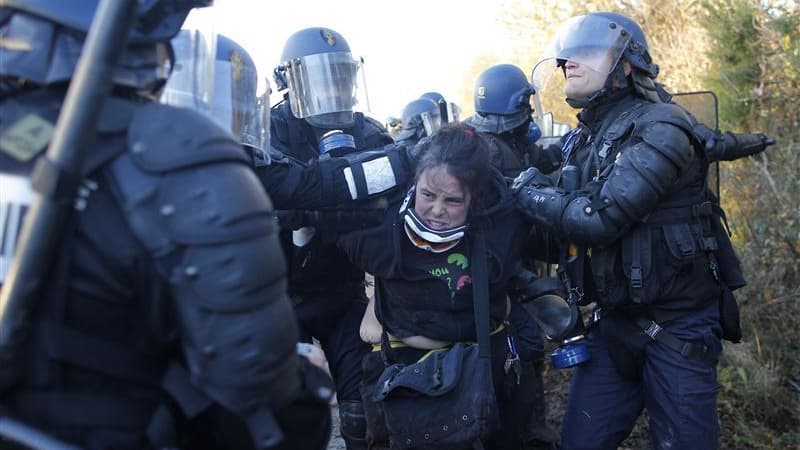 Interpellation à Notre-Dame-des-Landes d'une opposante au projet d'aéroport. Europe Ecologie-Les Verts estime que la "commission de dialogue" sur le projet d'aéroport de Notre-Dame-des-Landes, annoncée samedi par Jean-Marc Ayrault pour apaiser les tension