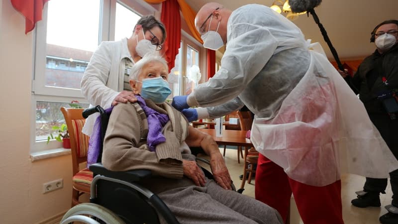 Edith Kwoizalla, 101 ans, résidente de ce centre situé à Halbertstadt, a été la première à recevoir le vaccin Pfizer-BioNTech