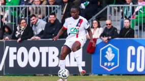 Griedge Mbock avec le maillot du PSG en Coupe de France face à Saint-Etienne en mars 2025.