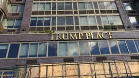 Les lettres dorées du "Trump Place" vivent leurs dernières heures, à New York. 