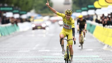 Tadej Pogacar valide son quatrième sacre sur le Tour de France à l'issue de la dernière étape sur les Champs-Elysées, 27 juillet 2025