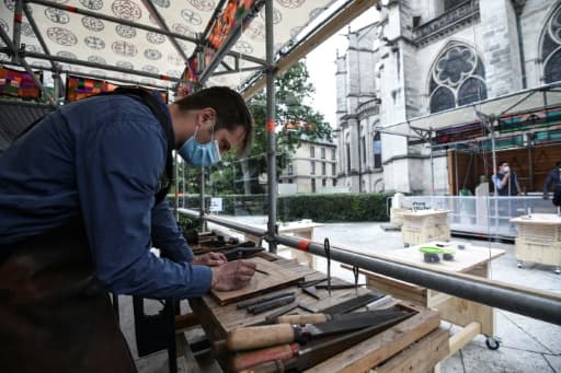 Un forgeron reproduit des gestes médiévaux devant la basilique Saint-Denis le 5 juin 2020 dans le cadre d'atelier Un forgeron reproduit des gestes médiévaux devant la basilique Saint-Denis le 5 juin 2020 dans le cadre d'atelier