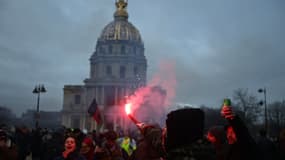 Des manifestants devant les Invalides le 31 janvier 2023, en marge de la seconde journée de mobilisation contre la réforme des retraites à Paris.