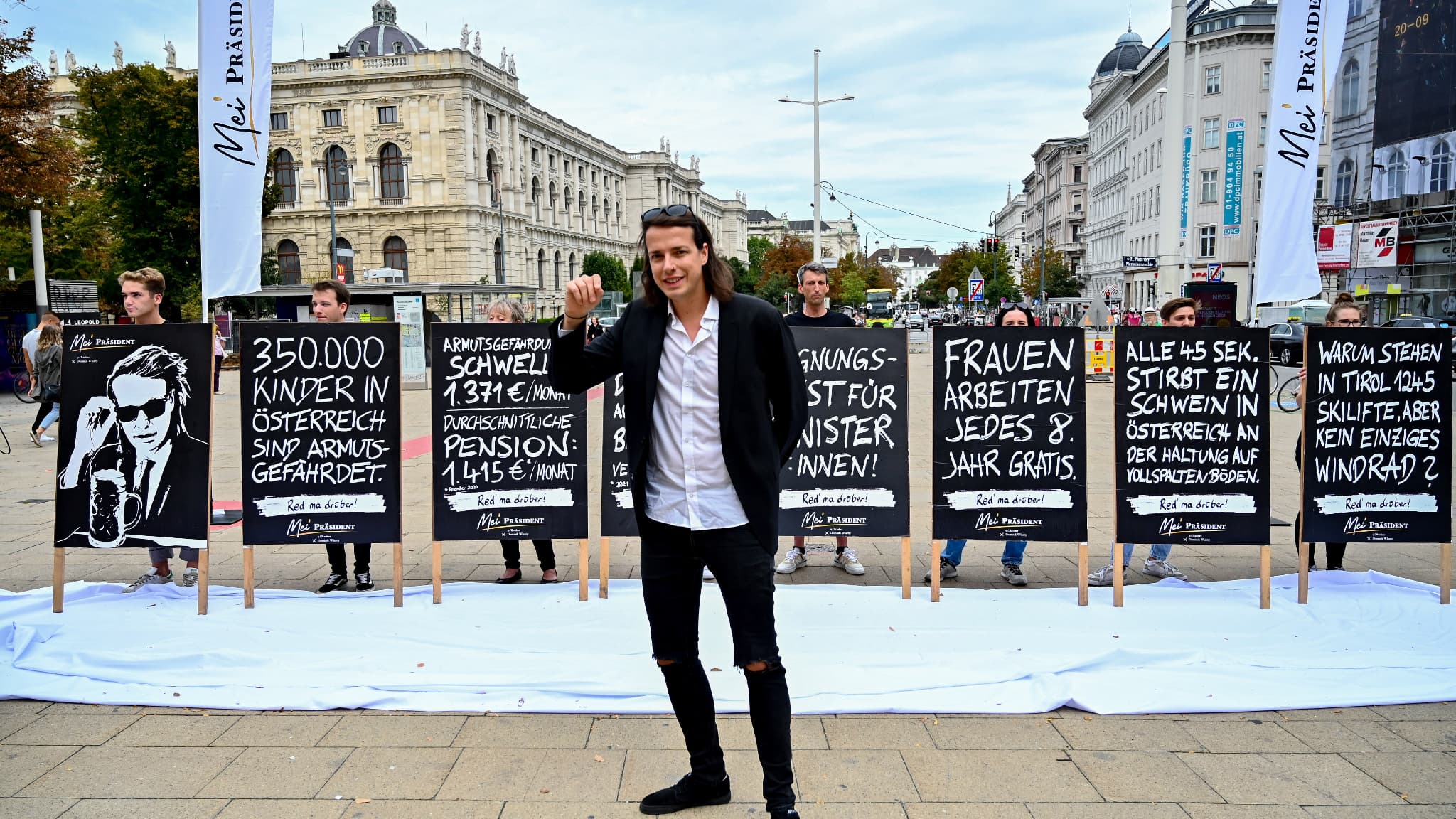 Dominik Wlazny, fondateur du Parti de la Bière (Bierpartei), présente des affiches pour sa campagne présidentielle dans le centre de Vienne, en Autriche, le 9 septembre 2022
