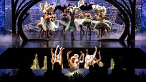 La troupe du Lido  le 10 septembre  2019 sur scène au cabaret parisien.