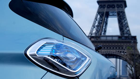 Beaucoup plus d'un siècle sépare la Zoé de la tour Eiffel. Beaucoup plus d'un siècle sépare la Zoé de la tour Eiffel.