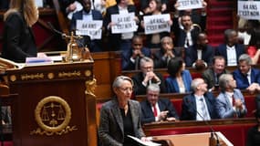 Elisabeth Borne a déclenché le 49.3, alors que LFI entonnait La Marseillaise.