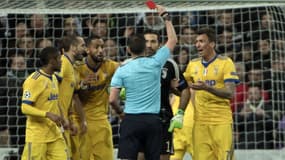 Michael Oliver exclut Gianluigi Buffon, le 11 avril 2018
