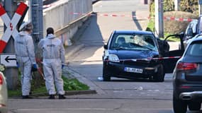 Une voiture endommagée près de la zone où un véhicule a foncé dans la foule Mannheim dans le sud-ouest de l'Allemagne, le 3 mars 2025.