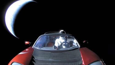 Le Roadster dit adieu à la Terre, qu'il ne reverra sûrement jamais.