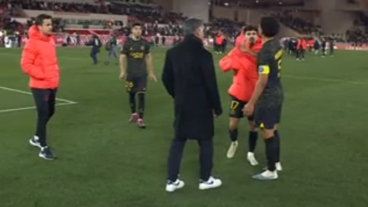 Le geste de Marquinhos aux Parisiens après le match, 11 février 2023 Le geste de Marquinhos aux Parisiens après le match, 11 février 2023