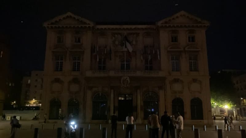 Marseille, Lyon, Bordeaux... Les images des lumières des mairies éteintes en solidarité avec Gaza