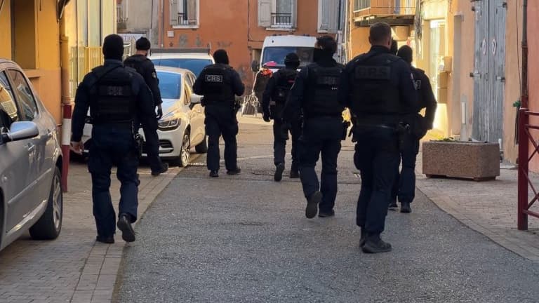 Des policiers de la CRS 81 dans les rues de Digne-les-Bains (Alpes-de-Haute-Provence), le mercredi 15 janvier 2025.