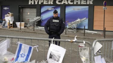 Un policier devant l'Hyper Cacher de la porte de Vincennes où 4 personnes ont été tuées par Amedy Coulibaly.