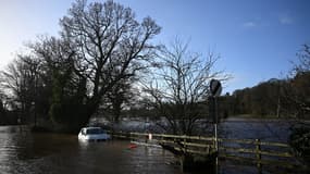 Une voiture abandonnée à Warwick Bridge, en Angleterre, après que la tempête Isha a fait déborder la rivière Eden le 22 janvier 2024