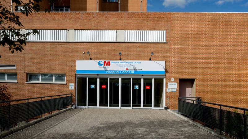 L'entrée de l'hôpital Carlos III où est soignée l'aide-soignante contaminée par Ebola, en Espagne.