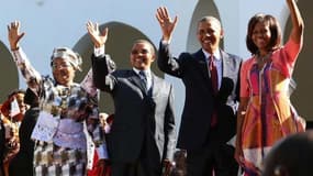 Barack et Michelle Obama à Dar es Salaam avec le couple présidentiel de Tanzanie Jakaya Kikwete et sa femme Salma Kikwete. Barack Obama a défendu lundi en Tanzanie l'idée d'un nouveau partenariat économique entre les Etats-Unis et l'Afrique, un continent