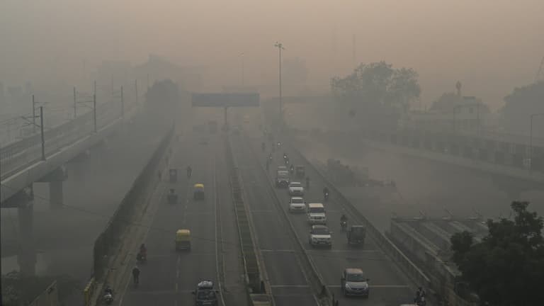 Un brouillard de pollution enveloppe Ghaziabad, près de New Delhi, le 5 novembre 2021 en Inde